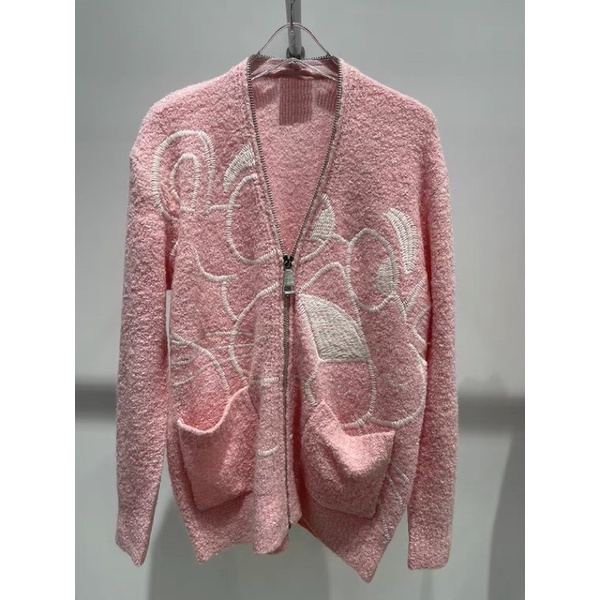 Áo len màu hồng dáng dài thêu hình xuất xịn