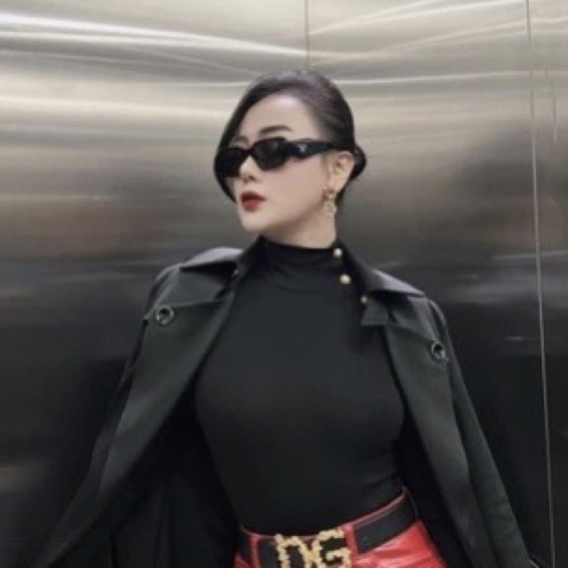 Kính râm Pra Da 2 màu đen trắng hot trend.Kiểu dáng unisex,phong cách hiện đại,sành điệu.Bản có logo 2bên,chống UV400