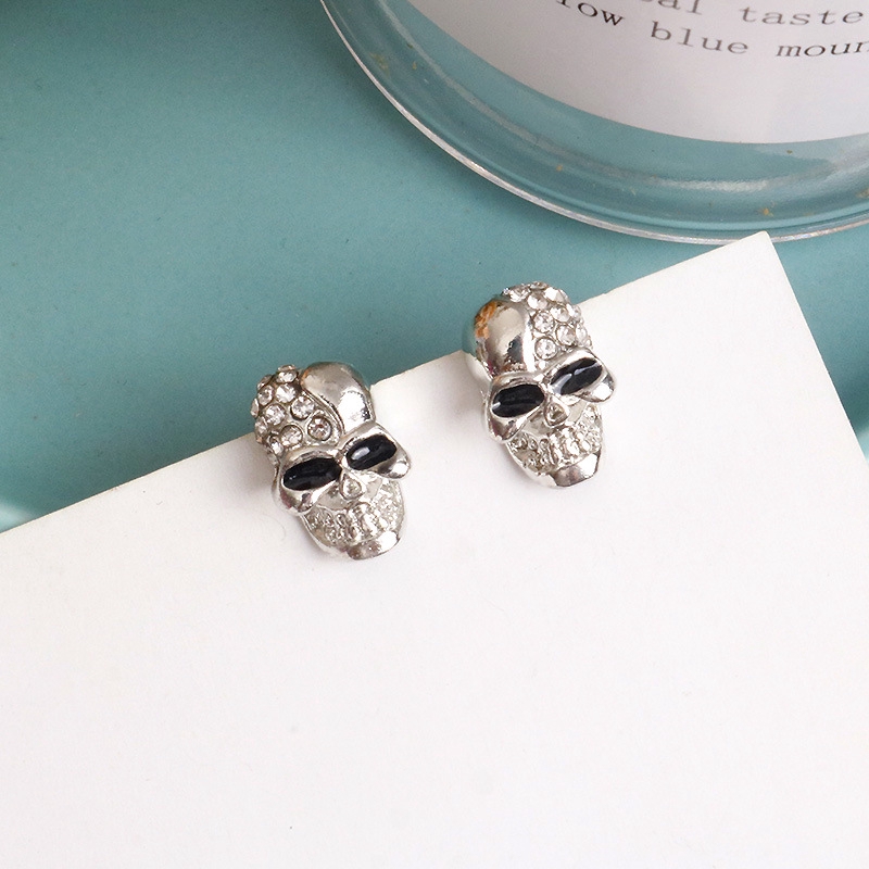 Khuyên Tai Hình Đầu Lâu Đính Kim Cương Sáng Bóng Cổ Điển