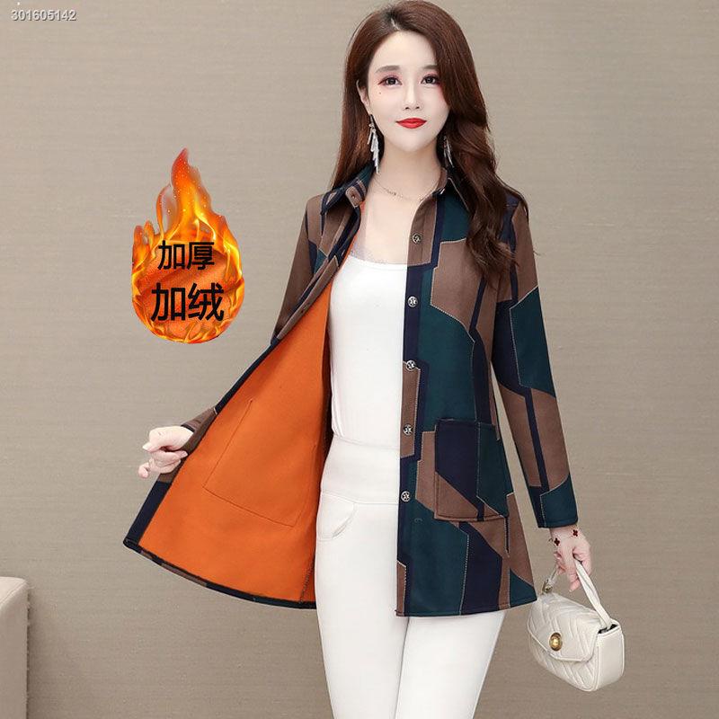 Áo khoác bằng vải nhung dày kẻ sọc thời trang thu đông cho phụ nữ trung niên 50 tuổi