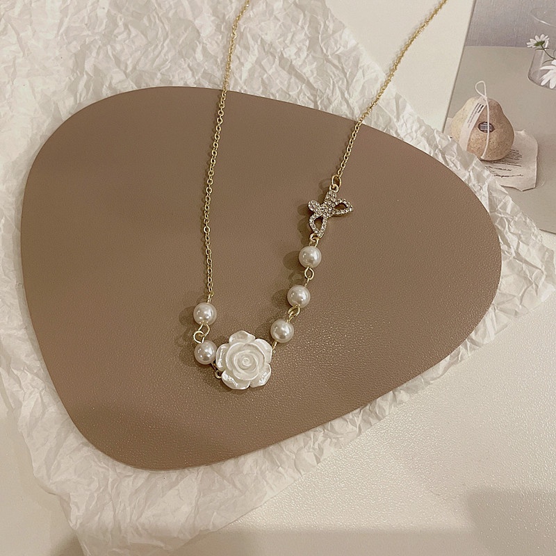 Vòng cổ choker hạt trai mặt hoa hồng và cánh bướm VC009 Leous Accessories