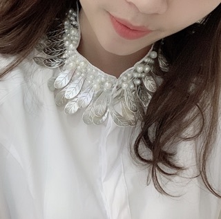 Áo sơ mi trắng cổ lá cách điệu
