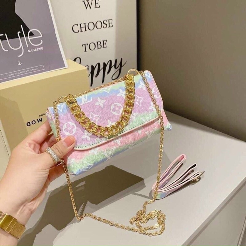 Túi xách nữ đeo chéo đeo bụng phối xích in hoạ tiết lv cầu vồng