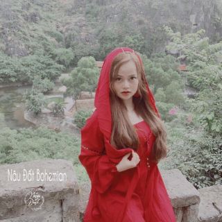 Đầm boho đỏ xẻ tà kèm khăn