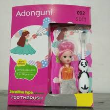 Bàn chải gấu trúc, tặng kèm búp bê barbie cho bé yêu