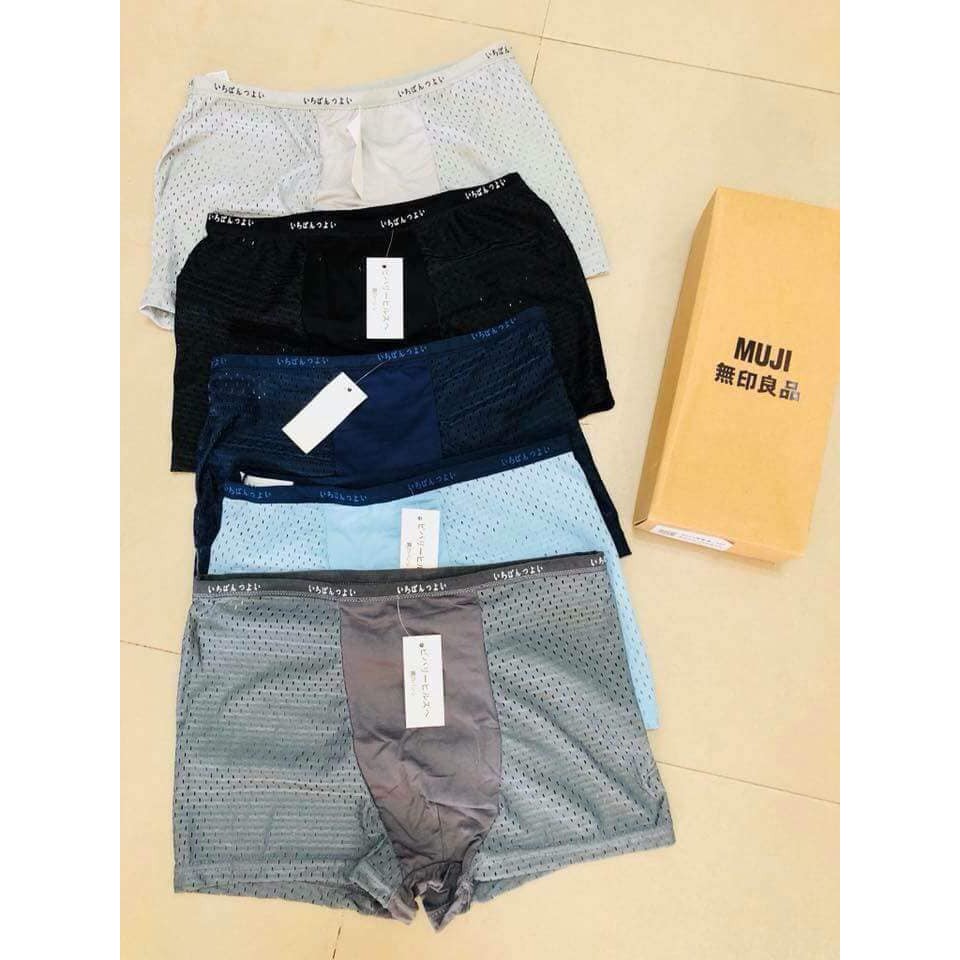 Một chiếc quần sịp đùi Muji thông hơi thoáng khí dành cho nam..