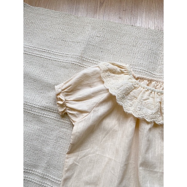 Áo sơ mi cổ bèo ren