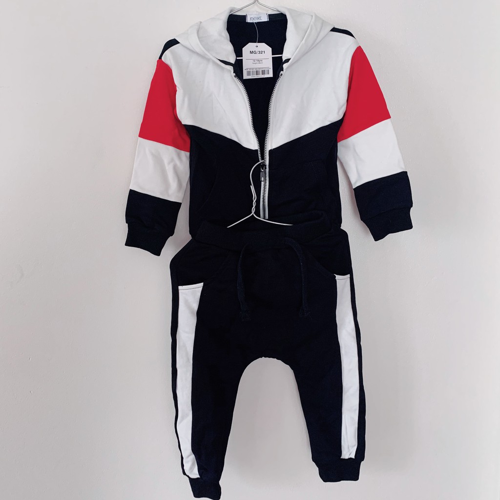 SET 2 CHIẾC BÉ TRAI - NEXT – SIZE 12-18M , 3-4Yrs  – ÁO KHOÁC NỈ CÓ MŨ ĐỎ TRẮNG ĐEN, QUẦN DÀI ĐEN –