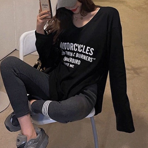 Áo thun COZOK tay dài dáng rộng xẻ tà in chữ phong cách Hàn Quốc