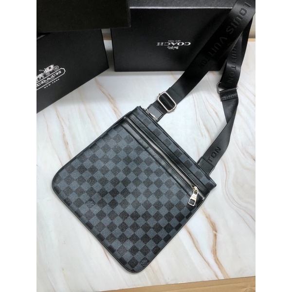 TÚI ĐEO CHÉO LV NAM SIZE 26 SMANO