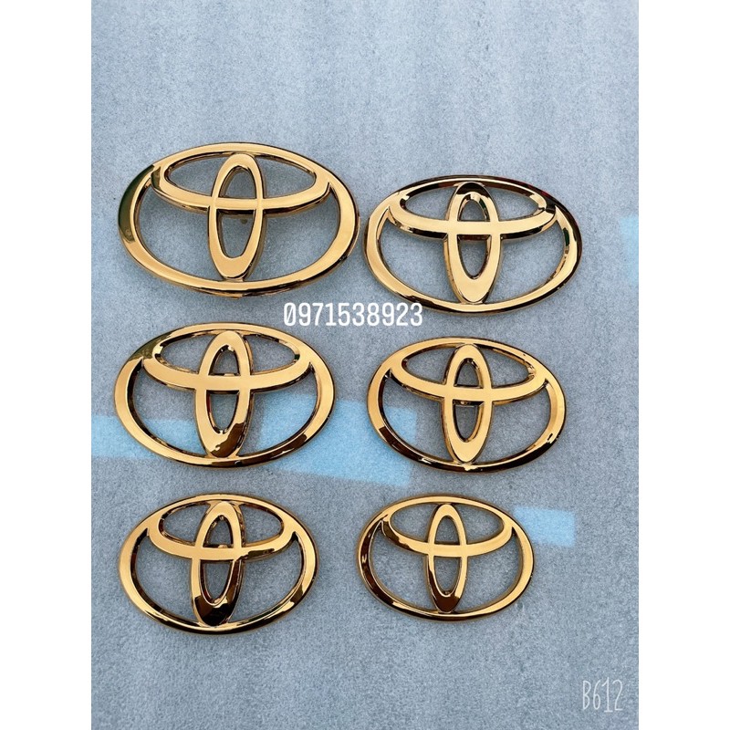 Logo TOYOTA màu vàng dành cho xe TOYOTA VIOS INNOVA FORTUNER CAMRY COROLLA ALTIS YARIS PRADO LAND CRUISER