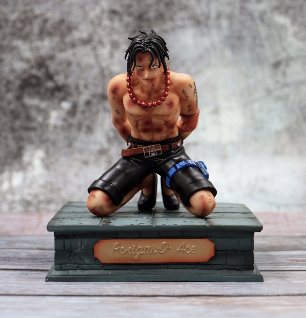 Mô hình Đô đốc hải quân trên đài xử tử Ace trong One piece