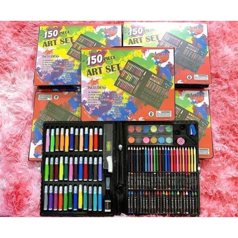 Bộ bút tô màu 150 chi tiết.