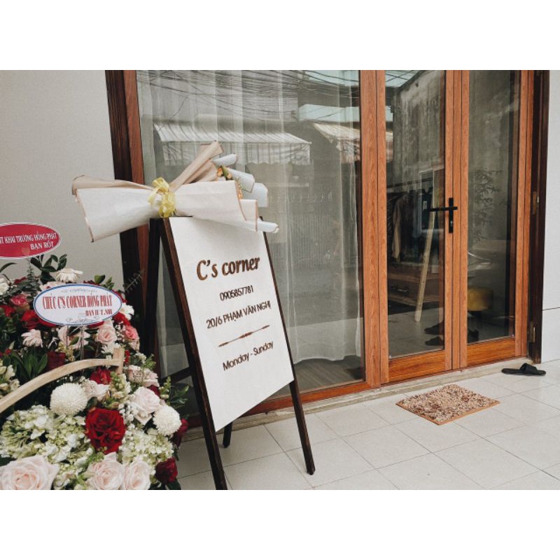 Kệ standee bảng hiệu gỗ đứng chân gấp, nội dung và màu sắc theo yêu cầu - LUMY Wood Decor