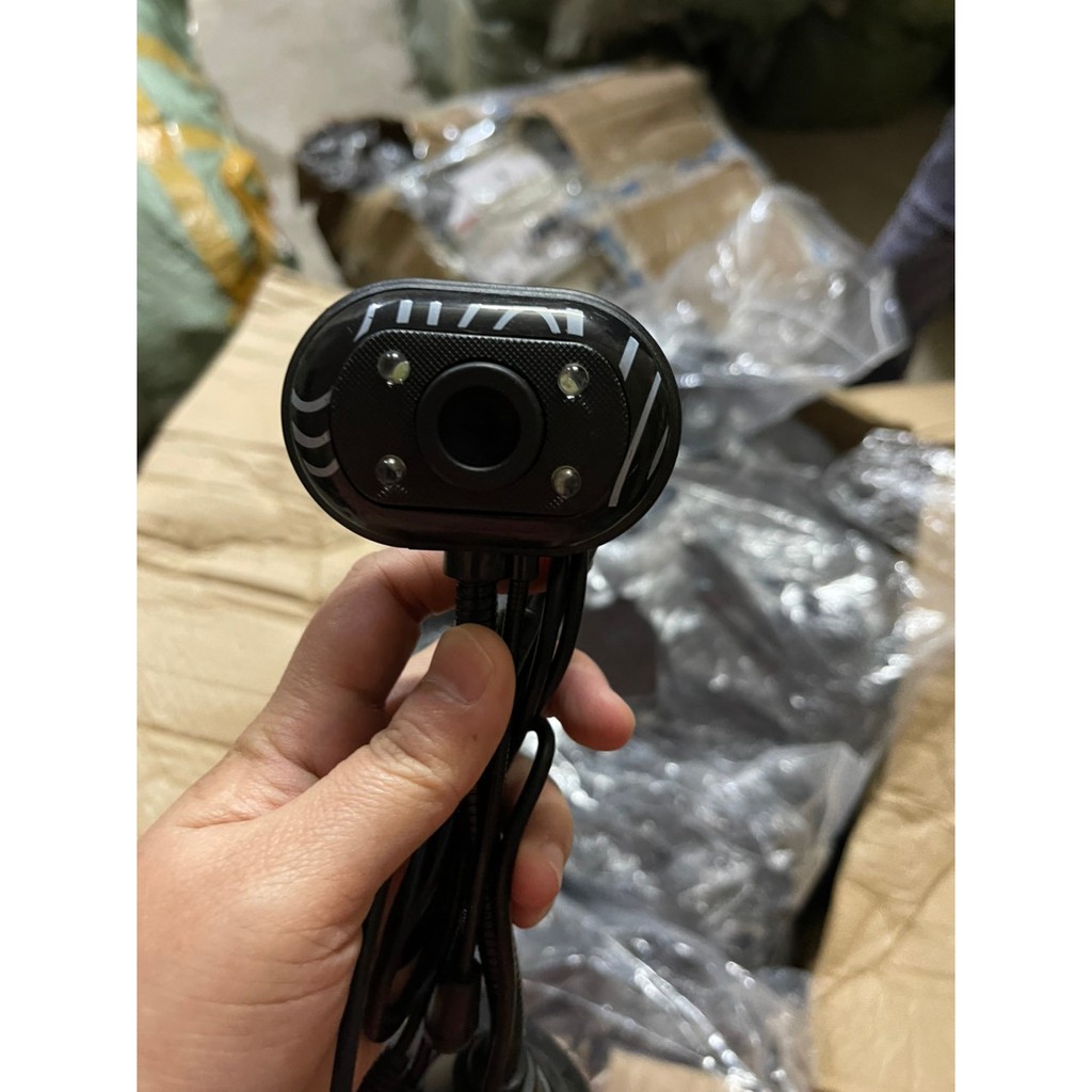 Webcam chân cao có mic cắm vào là dùng rất đơn giản cho học sinh học online