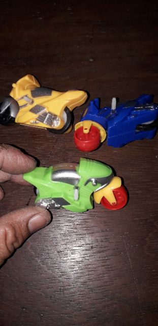 Một chiếc siêu xe mô tô chạy chớn bằng nhựa rất đẹp V12c