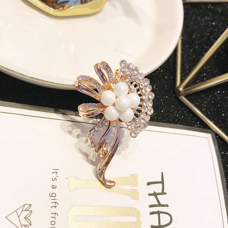 Ghim cài áo phong cách cổ điển sang trọng