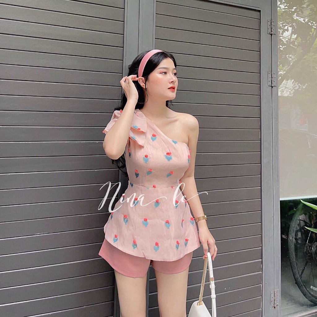 Set áo peplum lệch vai in họa tiết và quần ngắn xinh xắn Rose Fashion