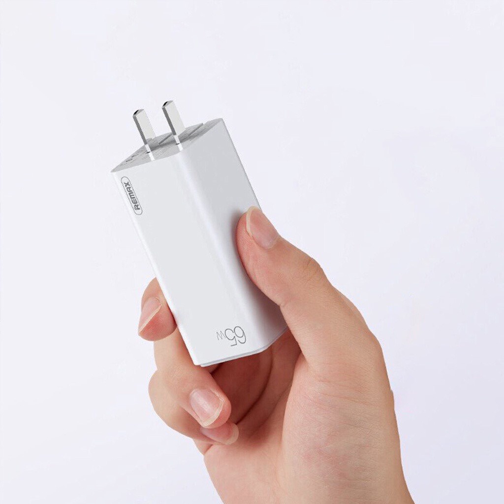 Củ sạc nhanh 65w GaN pro Remax RP U31 hỗ trợ sạc nhanh 65w cho Smart phone laptop có 2 cổng Type-C và 1 cổng USB