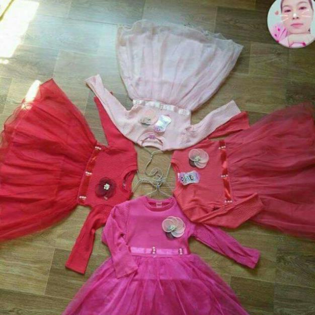 Com bo váy yếm bé gái .