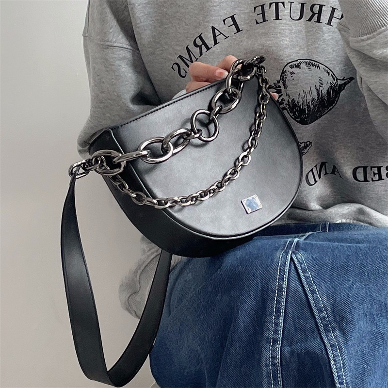 Túi Đeo Chéo Hình Yên Ngựa IELGY Phối Dây Xích Thời Trang Cho Nữ