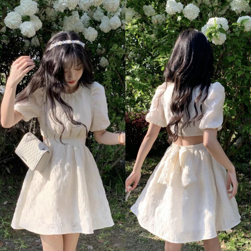 Đầm hoa nổi kem cổ viền hạt cut-out lưng buộc nơ tay phồng
