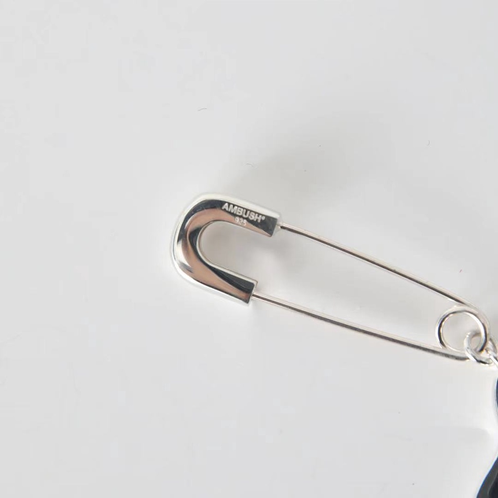 Khuyên tai Ambush guitar charm earrings ss21