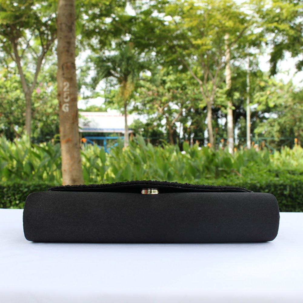 Clutch V Cầm Tay Khóa Bấm Màu Đen  STG