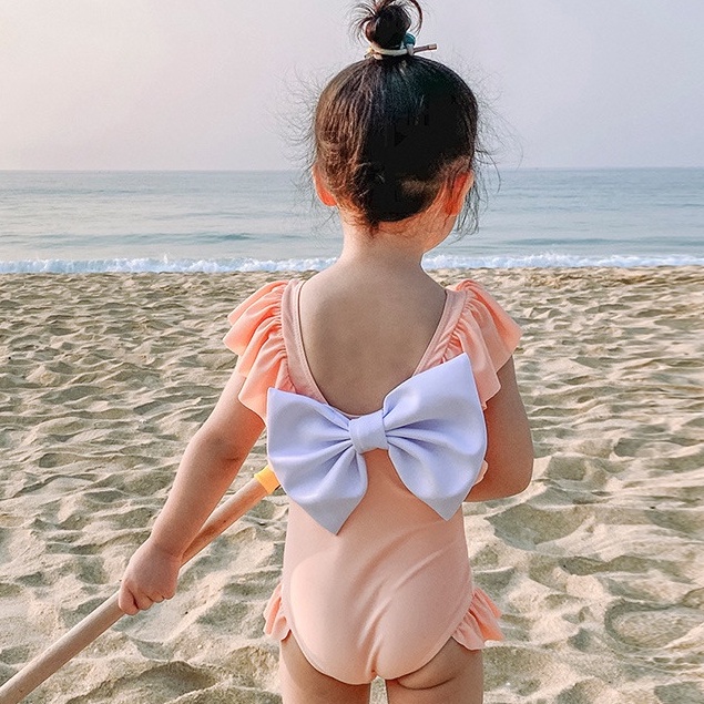Đồ bơi liền một mảnh hở lưng đính nơ xinh xắn dành cho bé gái xấp xỉ 1-5 tuổi