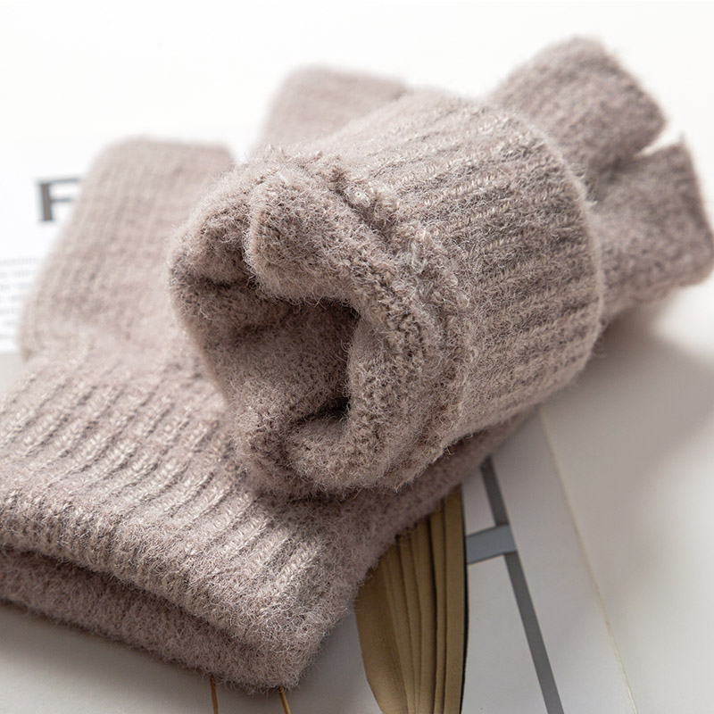 Găng tay hở ngón in chữ phong cách cá tính cho nữ