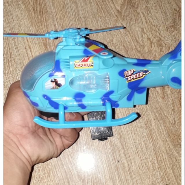 Chiếc trực thăng có nhạc và đèn led rất đẹp tặng kèm pin