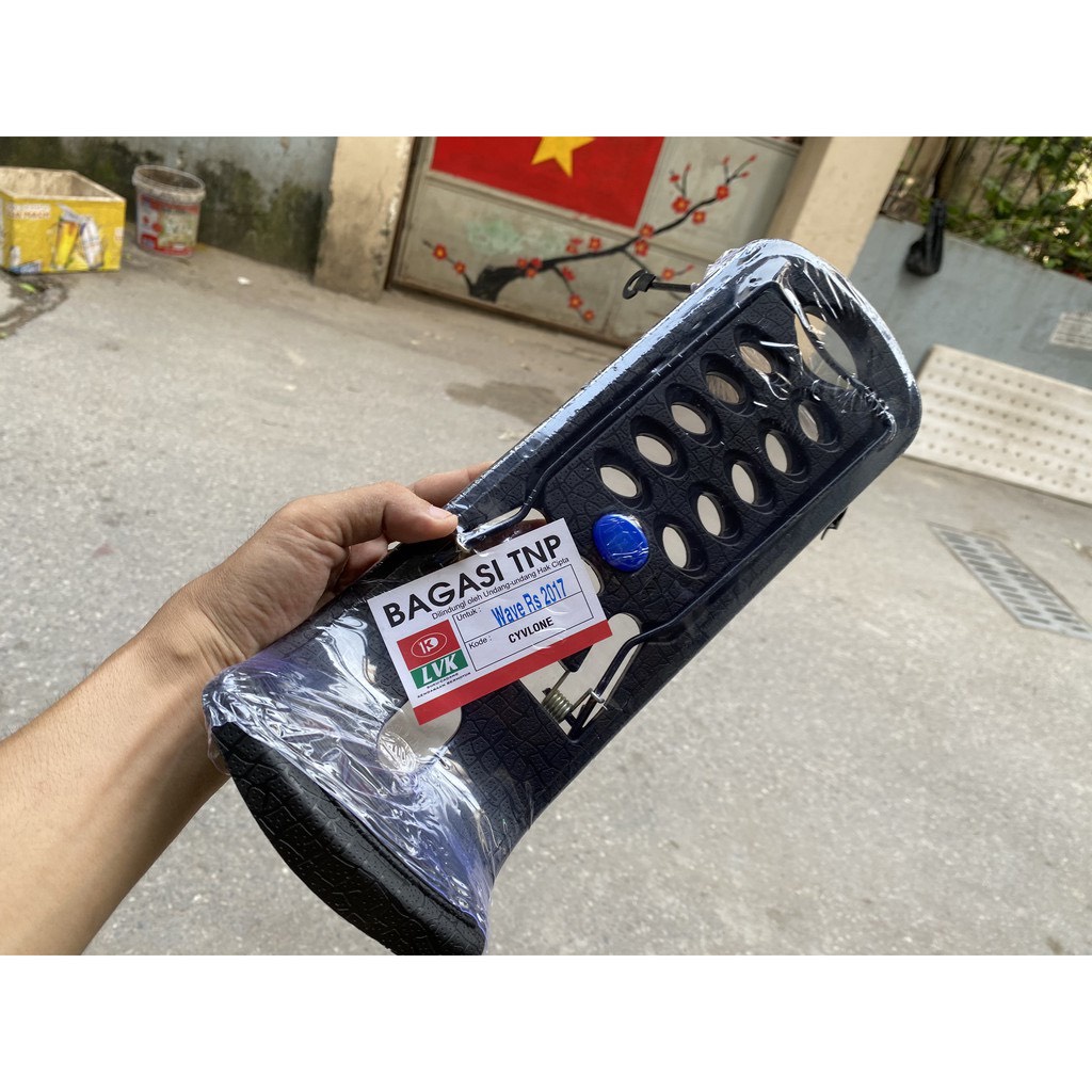 Baga nhựa wave, lượn giữa xe máy wave