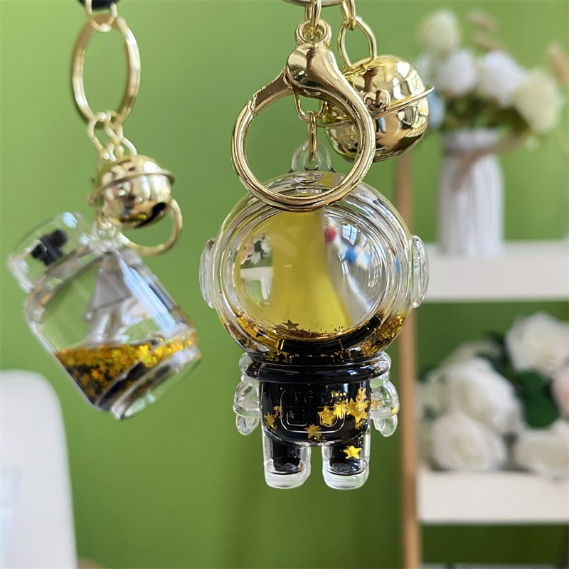 Móc Khóa Xe Hơi Hình Phi Hành Gia Bằng Acrylic Màu Vàng Đen Sáng Tạo