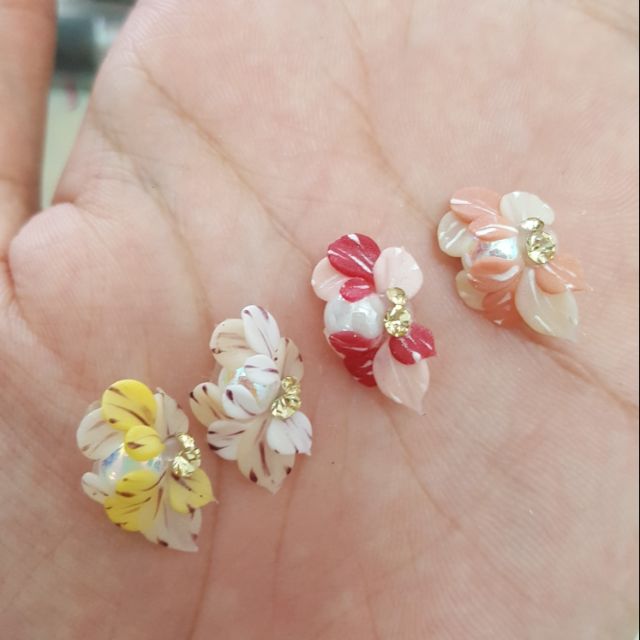 Hoa bột gắn móng , cúc nhí vẽ