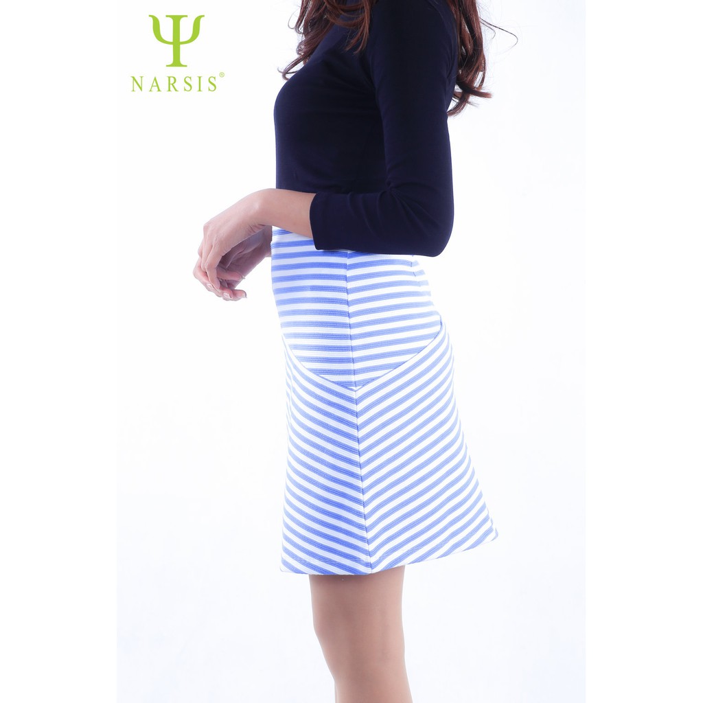 CHÂN VÁY NỮ NARSIS B7028 màu xanh kẻ trắng