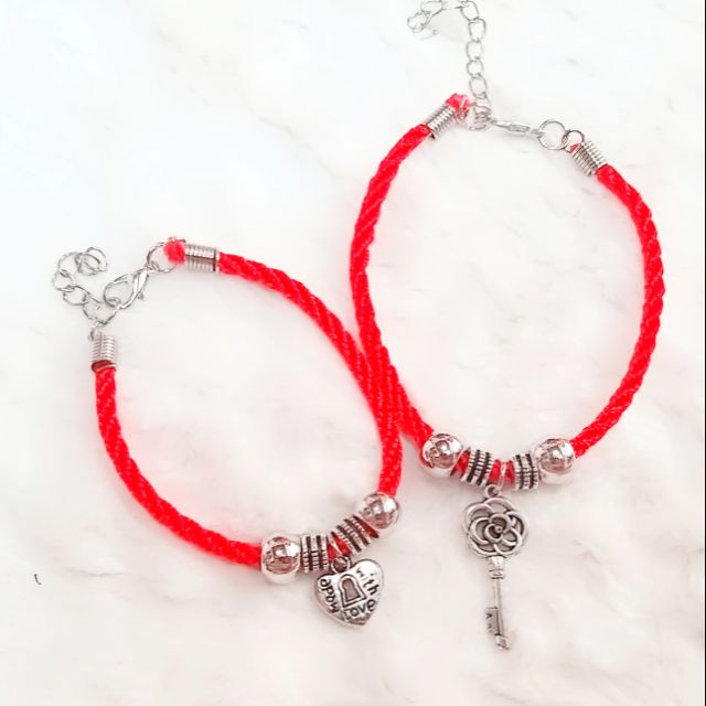Vòng tay đôi 35k / cặp ( 2 cái ) chìa ổ cực xinh . Dây đỏ và đen nhé. Giảm 30%. Chỉ còn 35k/ cặp