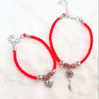 Vòng tay đôi 35k / cặp ( 2 cái ) chìa ổ cực xinh . Dây đỏ và đen nhé. Giảm 30%. Chỉ còn 35k/ cặp