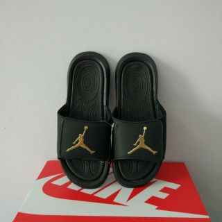 [FULL BOX +TẶNG VỚ SỌC HÀN] DÉP JORDAN ĐEN LOGO VÀNG