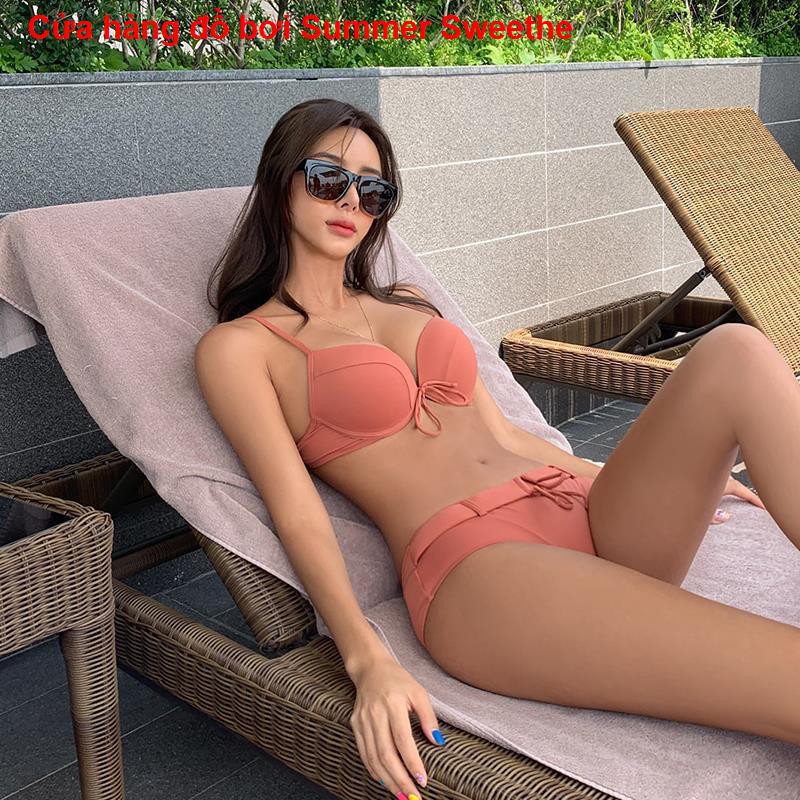 Áo tắm bikini gợi cảm của phụ nữ ngực nhỏ màu hồng Hàn Quốc tập hợp chia tam giác mỏng