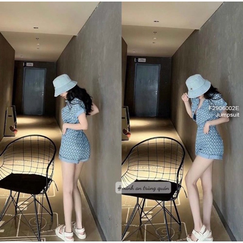 Jumpsuit short jean họa tiết gài nút cổ bẻ