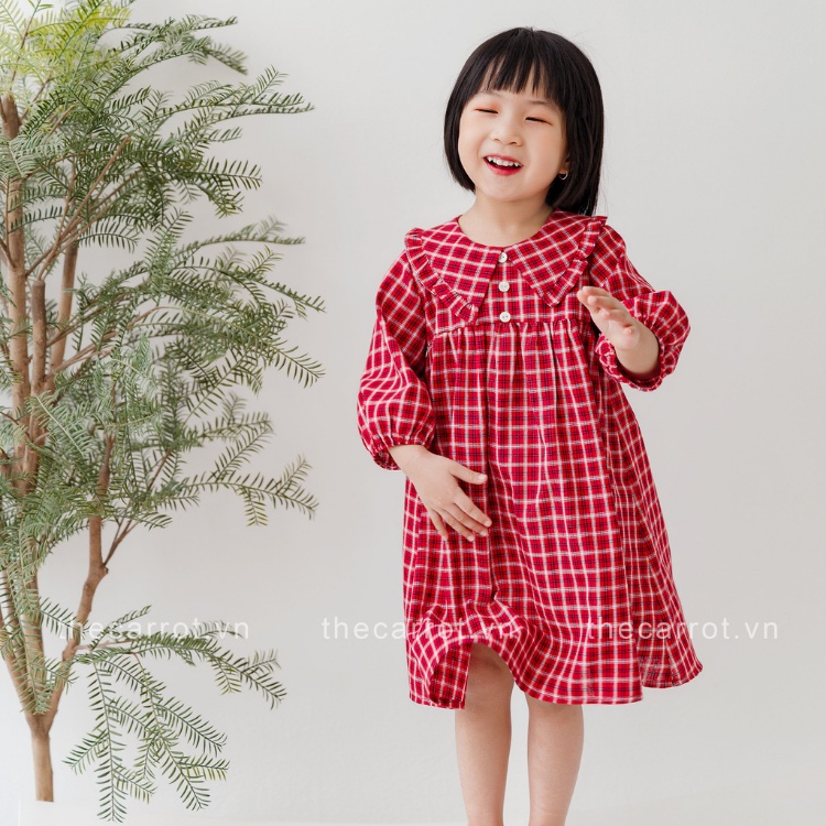 Váy tay lỡ CARROT cho bé gái, form baby doll cổ bèo, hoạ tiết kẻ đỏ nổi bật, chất Thô linen an toàn với da bé