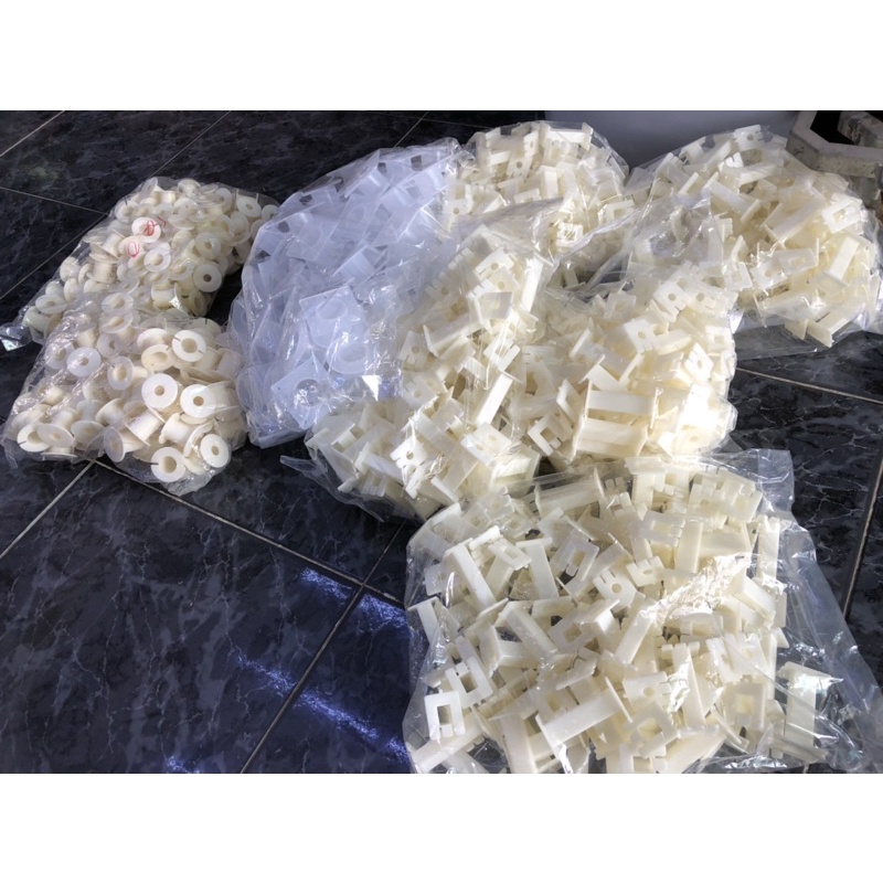 Khuôn nhựa cứng màu trắng sữa dài 60cm