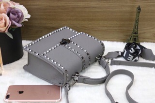 Túi valentino viền đinh mới