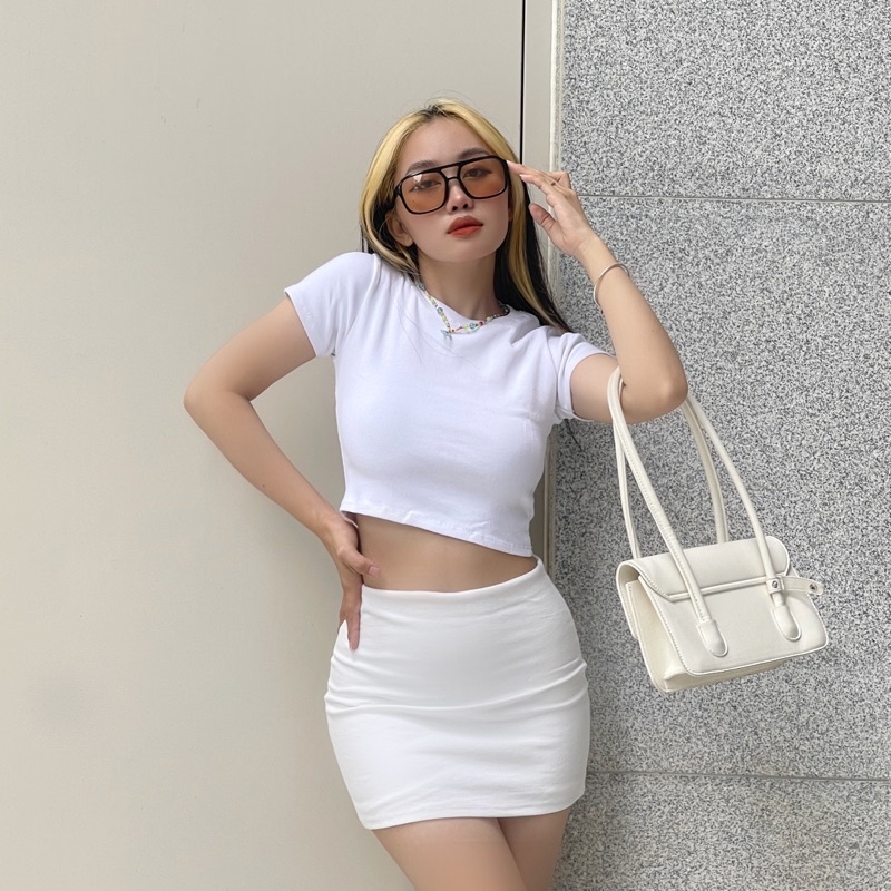 Áo và chân váy trơn đơn giản, ôm sát có quần trong chất siêu dày dặn