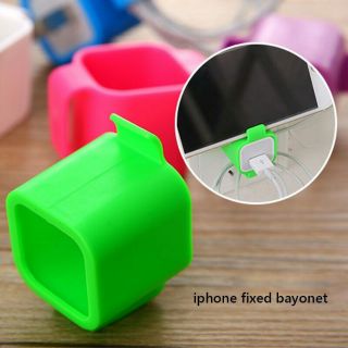 Bọc củ sạc dựa tường