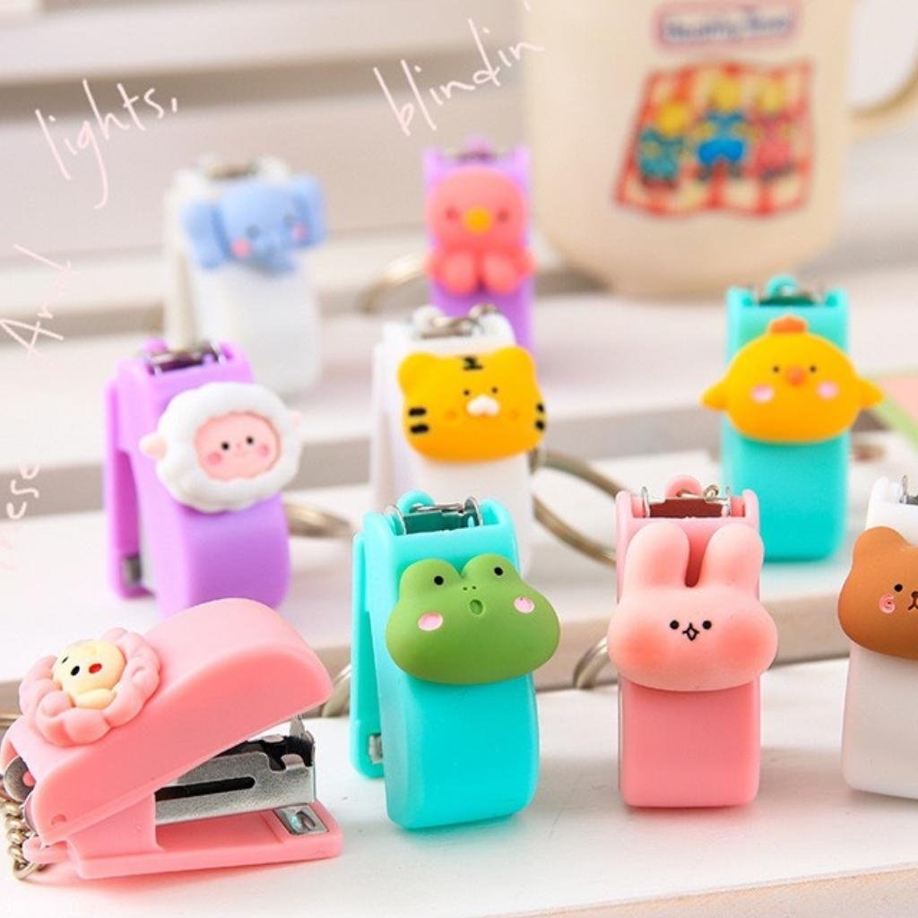 Đồ bấm ( dập ghim) móc khóa đính charm dễ thương , tiện lợi