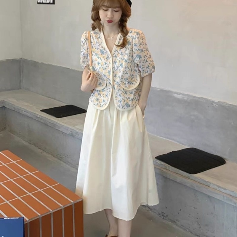 Set Áo Sơ Mi Ngắn Tay Thêu Họa Tiết Và Chân Váy Lưng Cao Phong Cách Hàn Quốc