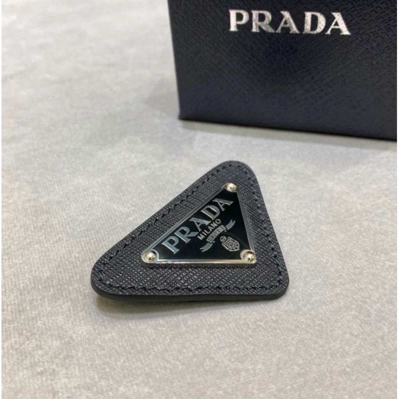 Ghim cài áo, pin Prada, phụ kiện hot trend unisex dành cho nam nữ, huy hiệu cài áo sang chảnh