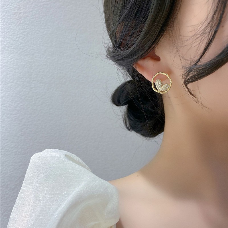 Khuyên tai tròn phối trái tim bên trong thời trang xinh xắn cho nữ