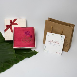 Khăn tay tơ tằm thêu thủ công truyền thống họa tiết hoa sen kích thước 35x35cm.